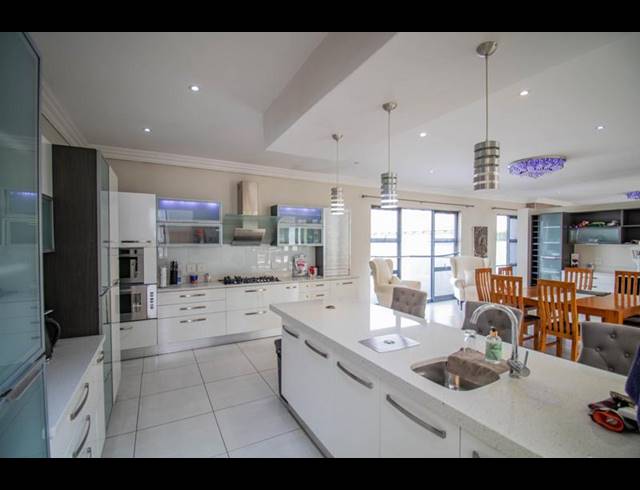 3 BEDROOM HOUSE FOR SALE IN MIDSTREAM ESTATE